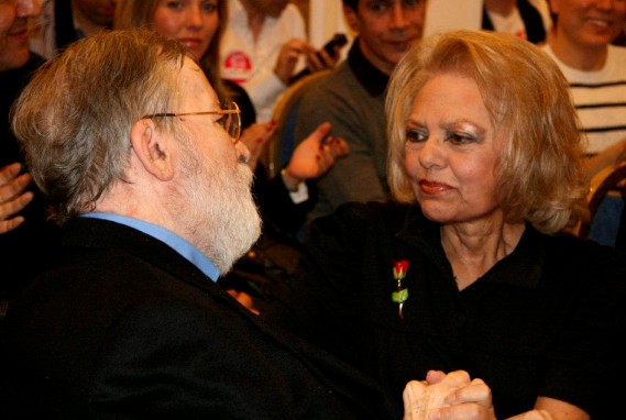 Quedada “40 años de «Un, dos, tres...»” - Chicho Ibáñez Serrador y Mayra Gómez Kemp en un gesto cariñoso