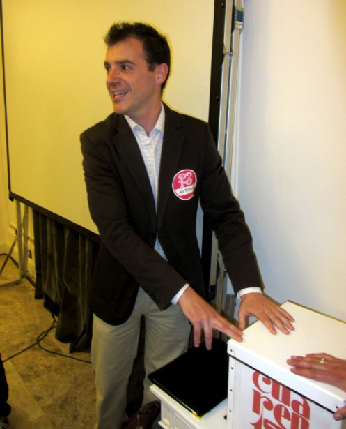 Quedada “40 años de «Un, dos, tres...»” - Antonio jugando con la caja