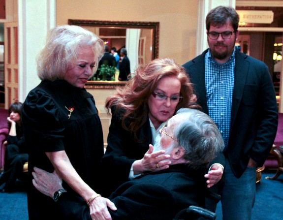 Quedada “40 años de «Un, dos, tres...»” - Chicho, Mayra y Fedra Lorente saludándose