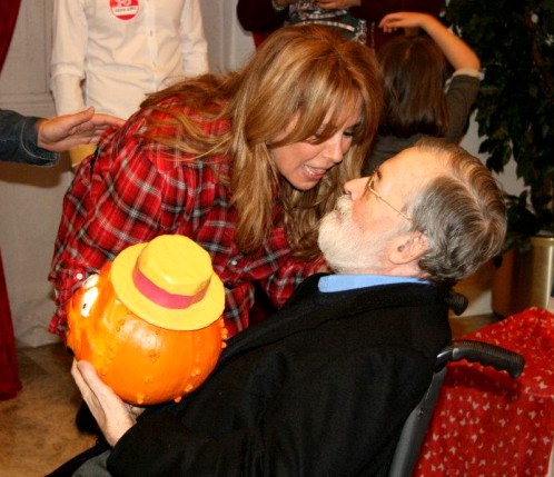 Quedada “40 años de «Un, dos, tres...»” - Miriam le entregó la Ruperta a Chicho