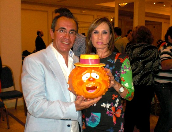 Quedada “40 aniversario de «Un, dos, tres...»” - Carlos e Inma con la calabaza Ruperta